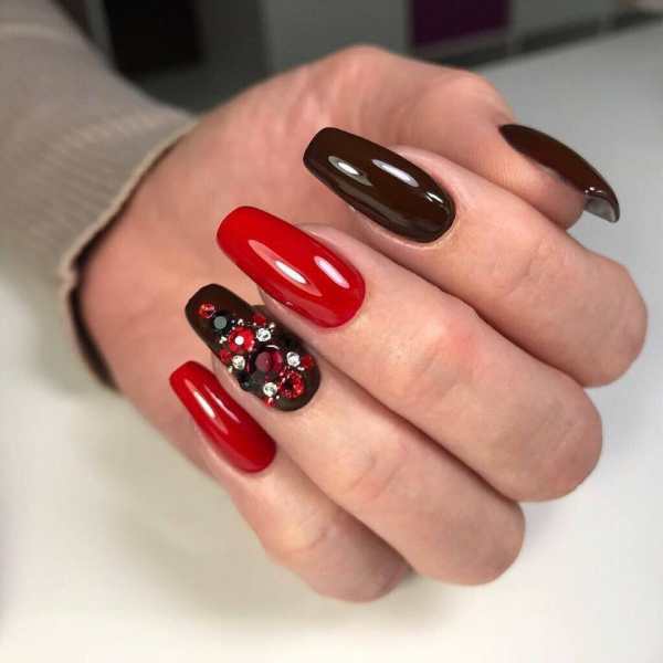 Маникюр с красными стразами - красивые дизайнерские идеи на длинные и короткие ногти