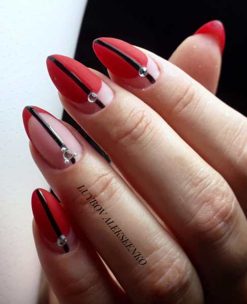 Маникюр с красными стразами - красивые дизайнерские идеи на длинные и короткие ногти