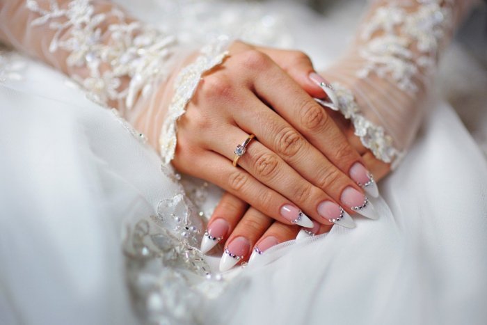 Французский свадебный маникюр 2021 для невесты (70 фото)