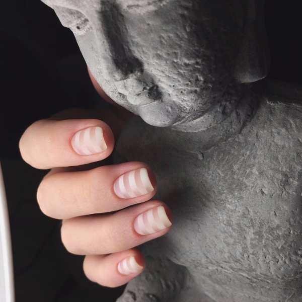 Обнаженные короткие ногти: 130 модных идей для нежного маникюра