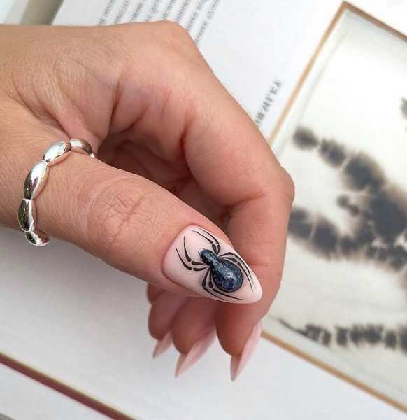 Пауки и мухи на ногтях: 20 необычных идей для уверенных в себе женщин
